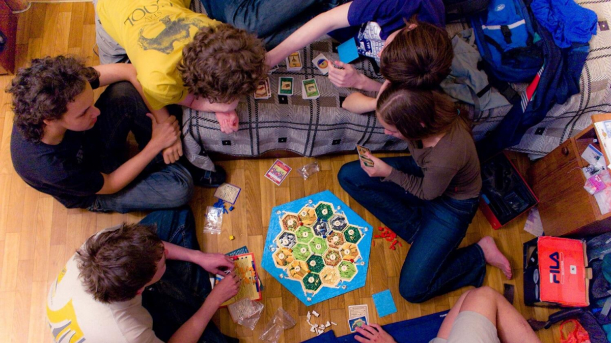 Grupo de amigos jogando jogos em casa