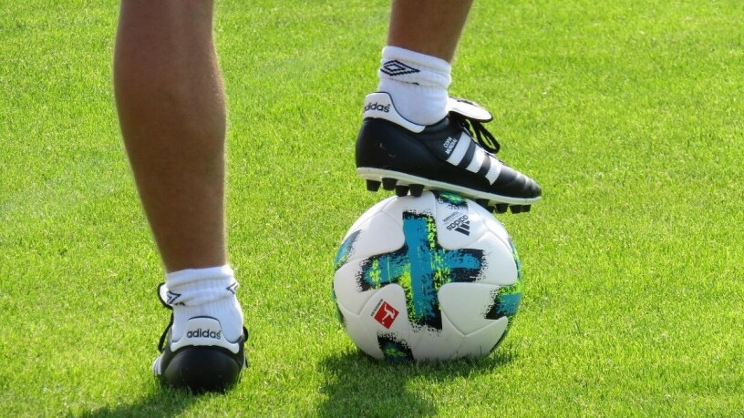 Tipos de bola de futebol: Conheça os modelos certos para cada terreno