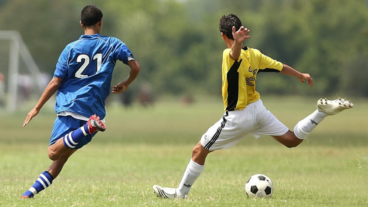 Futebol no sportswear jogando bola