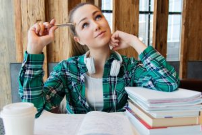 Capa do artigo Dilema do estudante: fichário ou caderno, eis a questão