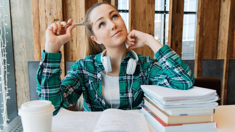 Capa do artigo Dilema do estudante: fichário ou caderno, eis a questão