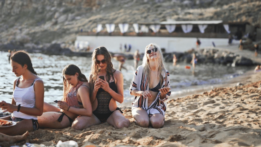 Capa do artigo Cuidados com eletrônicos na praia para evitar prejuizos