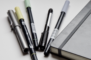 Capa do artigo Tipos de caneta: guia definitivo para o trabalho e estudos