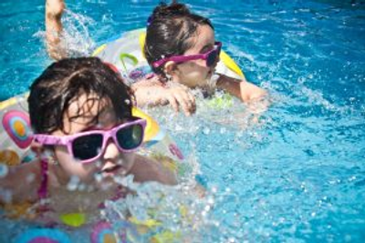 Capa do artigo Piscina estruturada ou inflável: qual escolher para o verão?