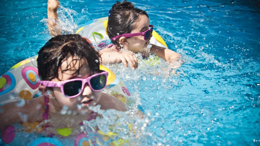 Capa do artigo Piscina estruturada ou inflável: qual escolher para o verão?